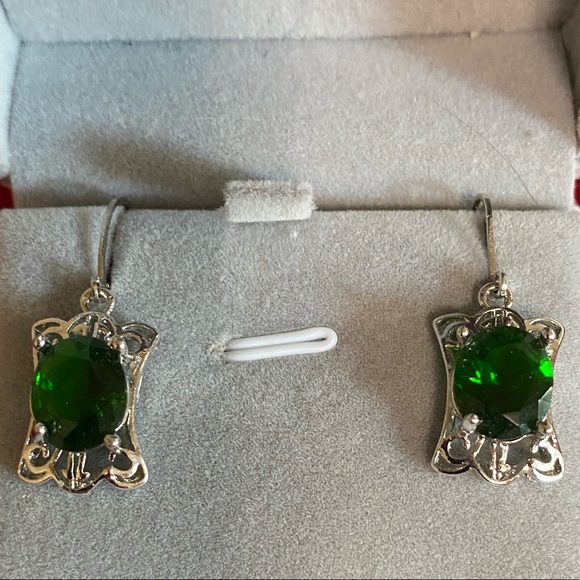 Jodi's Jewelry Jewelry - Emerald Leverback Earrings